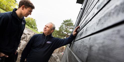 Kledningen er satt opp og huset er beskyttet mot vær og vind.