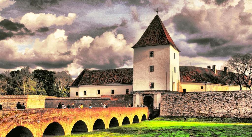 1 UNGARN FOR LIVSNYTERE SÀRVÀR Velkommen til en herlig reise til vakre Sàrvàr, en autentisk ungarsk småby som ikke er preget av masseturismen.