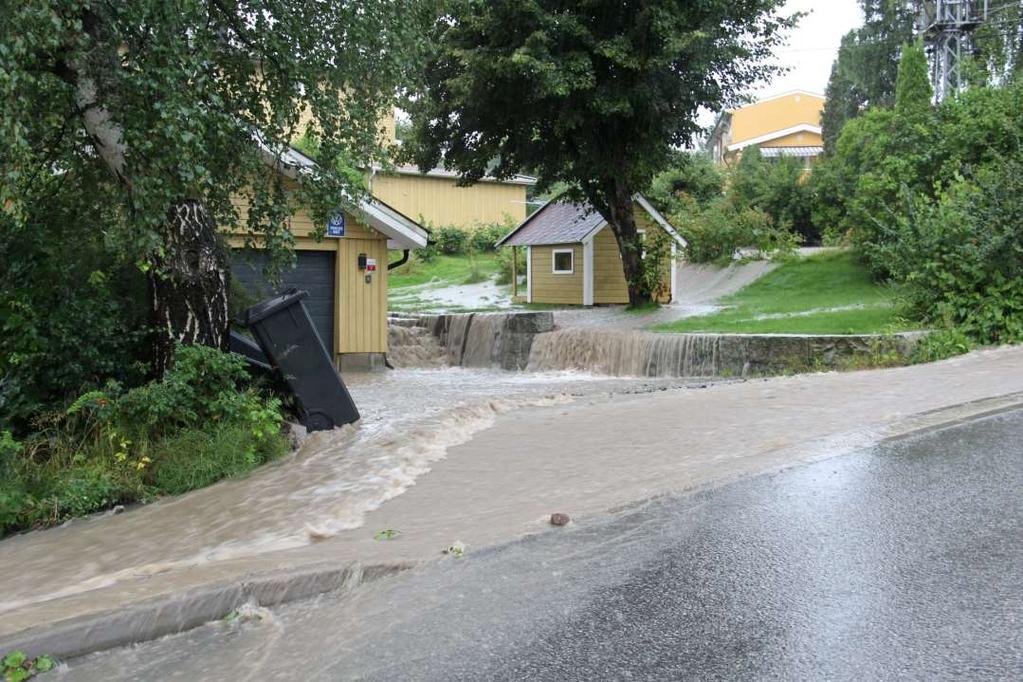 Noen utfordringer med overvann og tradisjonell fortetting 1 Skader som følge av overbelastet av avløpssystem (kjelleroversvømmelser etc.