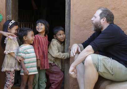 11. ALLE BARN HAR RETT TIL Å FØLE SEG TRYGGE Truls Svendsen, som dere så tidligere i kalenderen, besøkte også fadderbarnet sitt Anisha da han var i Nepal.