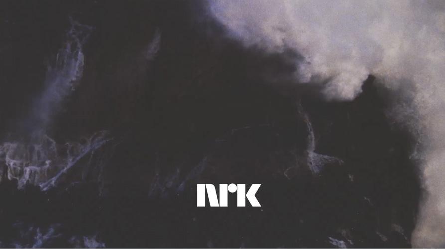 Den skal stå alene på bildet, ingen annen tekst eller grafikk skal stå sammen med NRK-logoen.