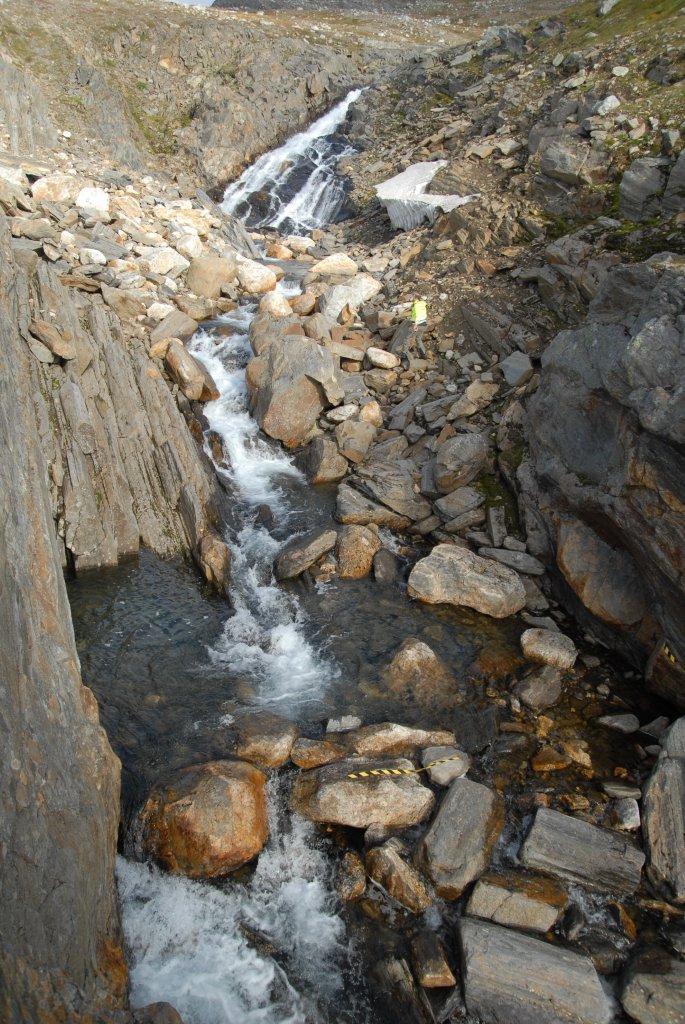 Figur 3 - dam ca. der gult/svart bånd ligger 1.2.2 Vannvei Vannveien vil bestå av ca. 670 m langt borehull i tillegg til en rørgate på ca. 1000 m.