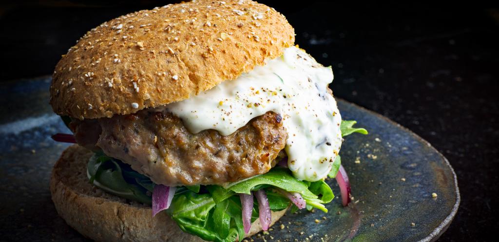 Lammeburger Bagdad med jajeek-majones Jajeek er den iranske versjonen av tzatziki. I denne oppskriften brukes den som en frisk majones til grillet lammestek et perfekt tilbehør.