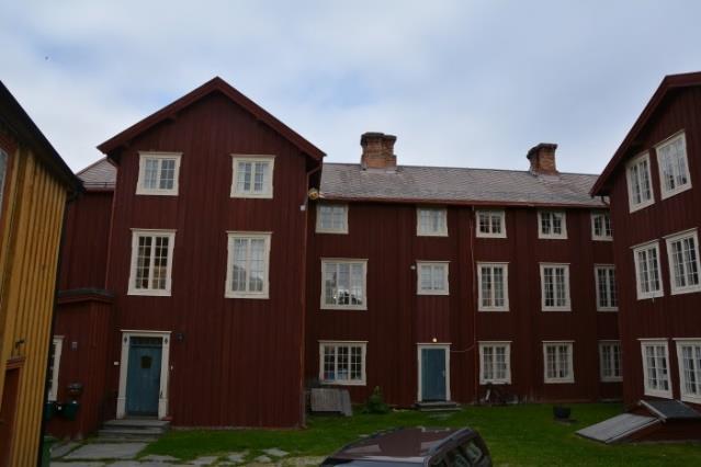 Den ble 100 år senere ombygd til dagens situasjon. Finnegården ligger i Bergmannsgata på Røros, med hovedbygning mot gate og side- og driftsbygninger mot Finneveta og i gårdsrom.