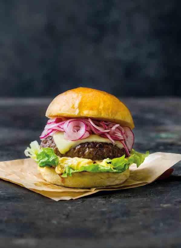 Cheeseburger med trøffelmajones og syltet løk 4 porsjoner 4 stk Gilde Hamburger Homestyle m/høyrygg 160g Salt & pepper 4 skiver Ost 4 stk Briochebrød 4 blader Isbergsalat Trøffelmajones Syltet rødløk