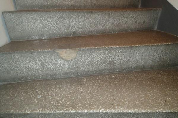 Det er registrert stedvise slagskader på trappeneser. Forholdet er primært av estetisk karakter.