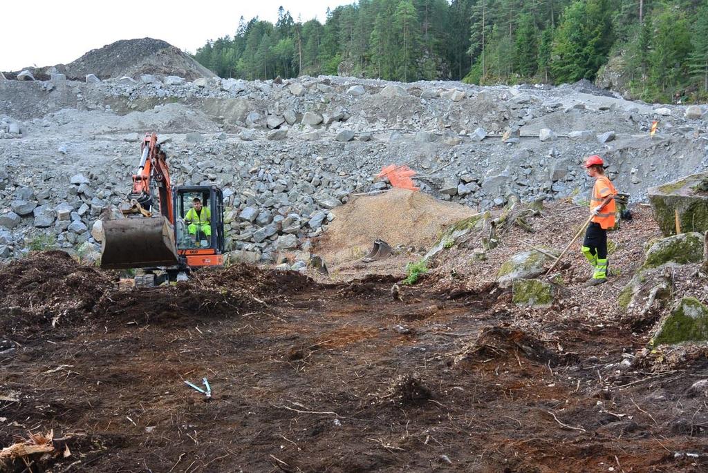 8 UTGRAVNINGENS FORLØP Lokalitetsflaten ble innledningsvis avtorvet med en 13 tonns gravemaskin.