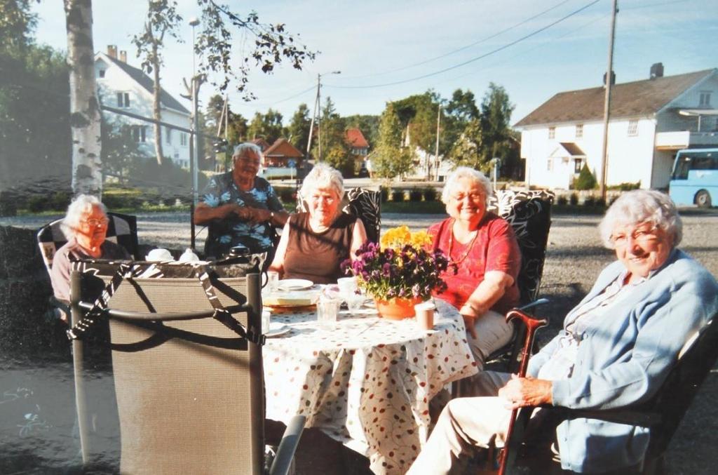 Alene 20 år i stort hus Alene 20 år i stort hus Liv Skeimo (76) og Tordis Bråten (80) hadde begge store eneboliger 1 mil utenfor sentrum og bodde alene i 15 og 20 år