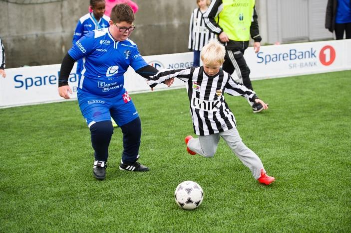 Hvem er vi? Norges Håndballforbund Region Vest og Norges Fotballforbund Hordaland Håndballregionen og fotballkretsen samarbeider tett om å nå visjonen Håndball og fotball for alle.