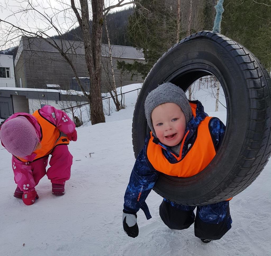 Vi har også laget skyggeteater på veggen ute.