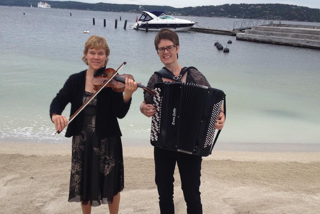 Vårtoner Tone Stokland, fiolin og Agnes Flåten, trekkspill inviterer til vårkonsert. De byr på nydelige klassiske perler, vakker folkemusikk eller kanskje lar du deg forføre i en tango fra Argentina!