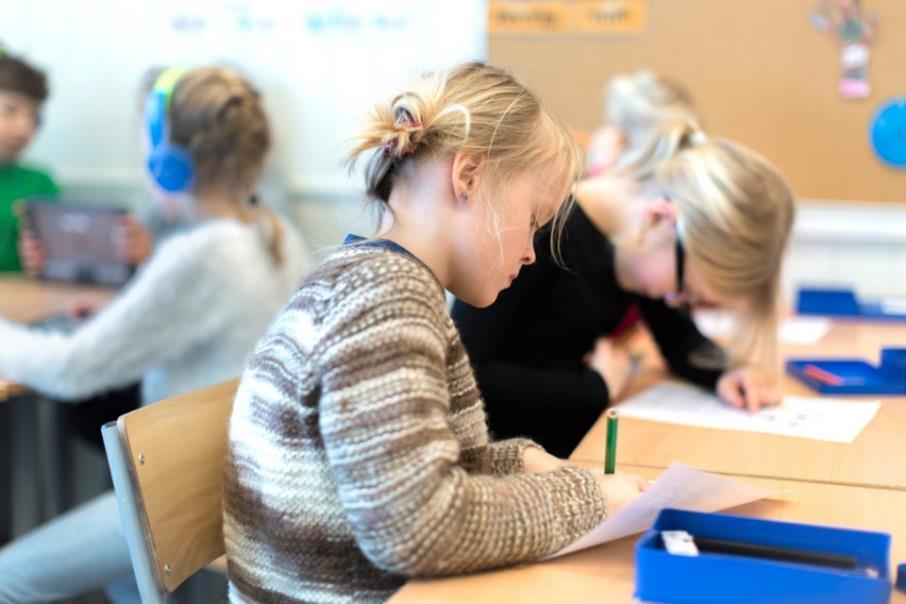 Dybdelæring hvilke konsekvenser har dette for læreplaner og for praksis i skolen? «Dybdelæring betyr at elevene gradvis og over tid utvikler sin forståelse av begreper og sammenhenger innenfor et fag.