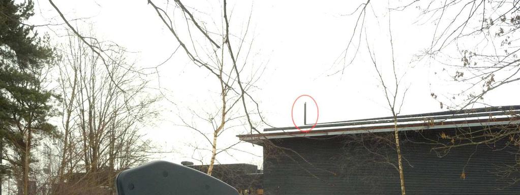 6.2 Målepunkt 2 Målepunkt 2 er utendørs på lekeområdet til barnehagen. På bildet er antennen synlig med i rød oval sirkel.