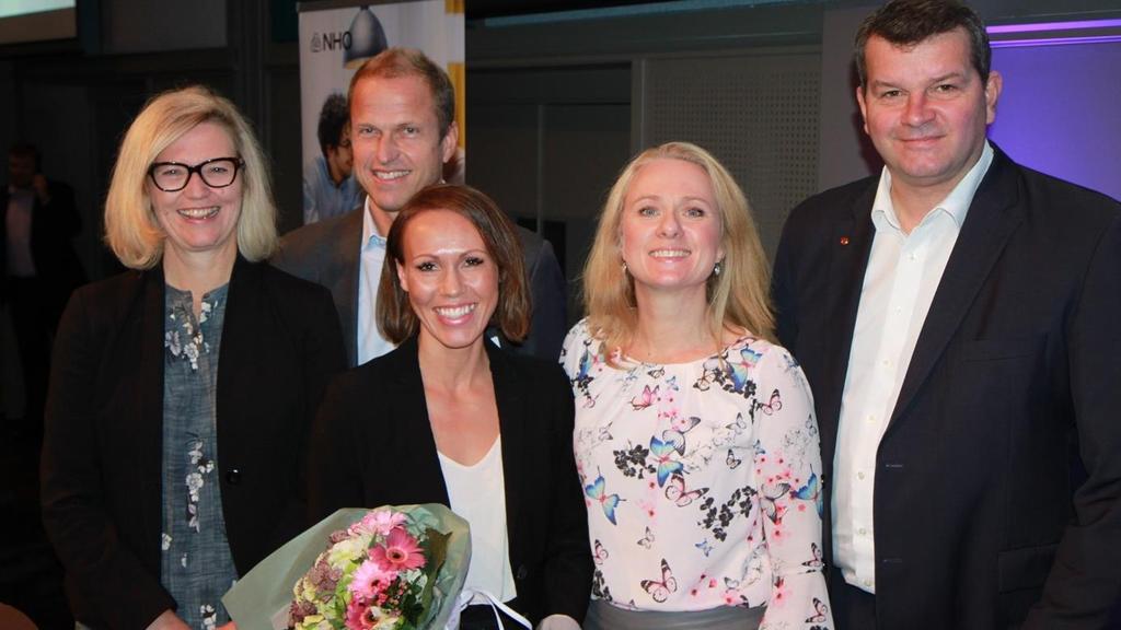 1 Årsrapport for Ringer i Vannet 2017 Her ser vi glade vinnere av Ringer i Vannet prisen 2017 som ble overrakt Norsk Gjenvinning av Anniken Hauglie på NHO sin HR konferanse 21. september.