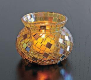 Stormlykt i Gullmosaikk Skinnende glassfliser på glass. 30 cm h.