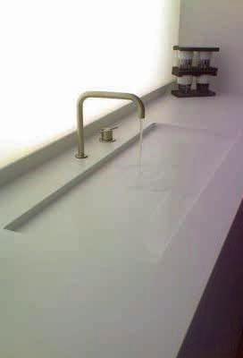 Her vist ettermontert håndklestang i front. Badekar og servantløsning i ett.