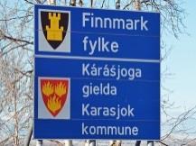 Totalt er det fire skilt som viser til Finnmark fylke. På alle skiltene er fylkesnavnet skrevet bare på norsk, og det samiske parallellnavnet på fylket er ikke tatt med. Bilde 7.