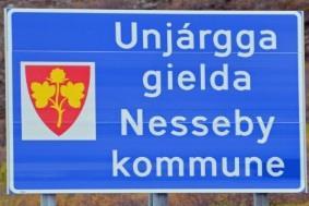 den samiske skrivemåten Rovvejohka og Skárfvággi på grendene, selv om navnesakene er sendt til kommunene i henhold til stedsnavnloven.