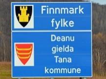 av navnene. Ved fastsetting av rekkefølgen skal en ta hensyn til språkbruken på stedet. I forvaltningsområdet for samisk språk skal rekkefølgen være samisk norsk kvensk.