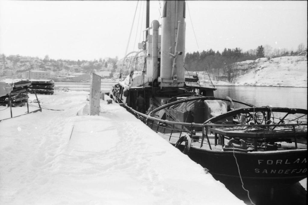 Figur 55. Forlandet 29. januar 1965. Fartøyet hadde nå fått tre slepegalger. Bildet er tatt etter en arbeidsulykke om bord i fartøyet, på FMV.