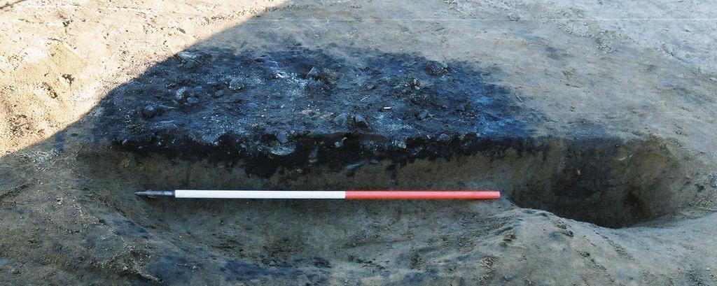 40 % av overflaten er dekket med skjørbrent stein, og består også av et kullblandet humuslag. Den utgravde halvdelen bestod av ca.12 L skjørbrent stein.