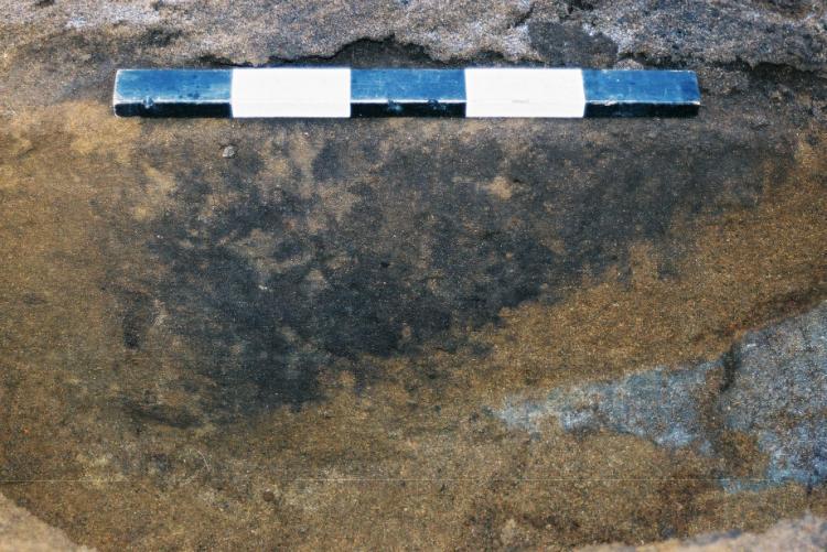 Den nordre delen; 2,25 m lang (N-S) og 0,70 m på det bredeste (Ø-V) i plan. Profilen var en buet, 18 cm dyp nedgraving, bestående av en kullholdig humusblandet sand, med en mørk brun/svart farge.
