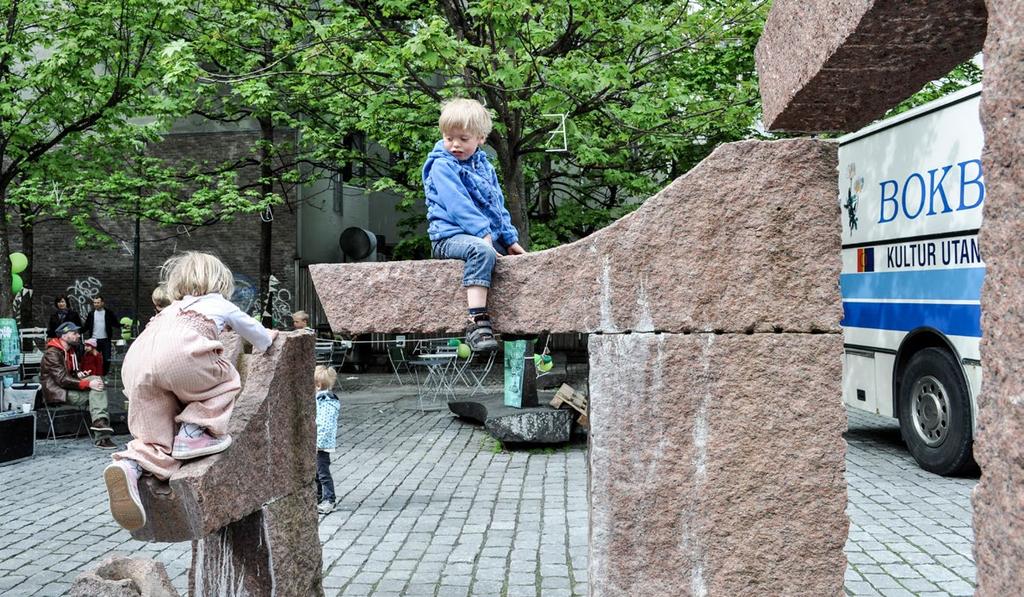 pturen av Bård Breivik er et yndet lekeobjekt for barn. Den står imidlertid uten vann. Lite publikumsvennlige fasader rundt plassen.