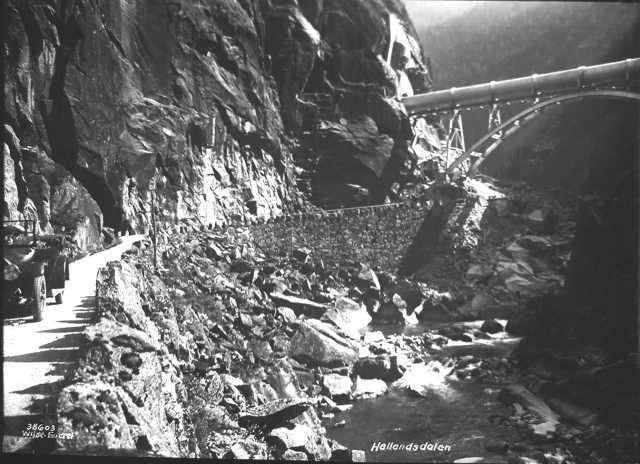 Røldalsvegen Framleis var Slettedalsvegen det heitaste alternativet for vegutløysing mot aust. Og mot slutten av 1920-åra bygde Saudefaldene veg fram til Minnehaugen.