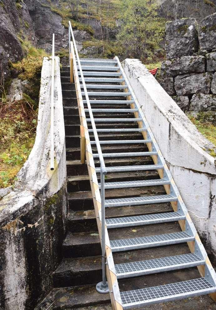 Tilkomsten til den unike dammen i Storlivatn er forbetra med ei ståltrapp i det gamle trappeløpet.