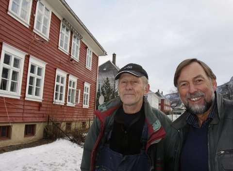 Leif Haga (til høgre) og snikkar Arild Austerheim blei heidra med verneprisen til Fortidsminneforeningen i Rogaland i 2011.