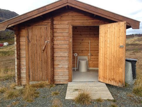 (Foto: Maja S. Kvalvik) Figur 10. Toaletthuset som står ved parkeringsplassen er utformet for rullestolbrukere.
