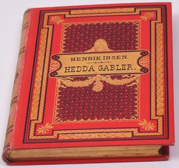 F 1781 IBSEN, HENRIK. Lille Eyolf. 1. utgave 1894. Originalt dekorert rødt helshirtingbind. Pen, litt bleket rygg. 1 F 1777 F 1778 IBSEN, HENRIK. Hedda Gabler. 1. utgave 1890.