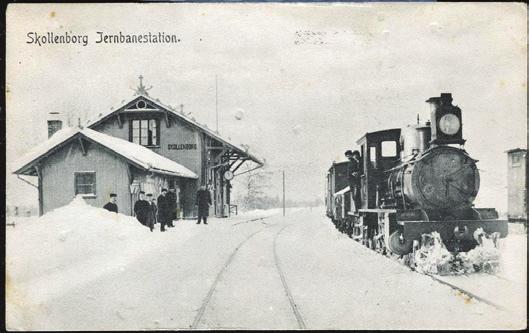 Ett eksteriør (Küenholdt 520, brukt 1919, kv. 1), ett med tog ved 250 stasjonen (A. Schrøder, postg. 1980 (men kortet virker original), kv. 1). F 4576 1 HOV STATION (Valdresbanen) Fint farvekort med togsett og folk vinterstid.