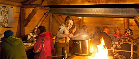 3 PROGRAM Vær oppmerksom på at dette programmet er veiledende og endringer kan forekomme. Dag 1 Ankomst og villmarksaften (M) Vi ankommer Longyearbyen på formiddagen og bussen tar oss til hotellet.