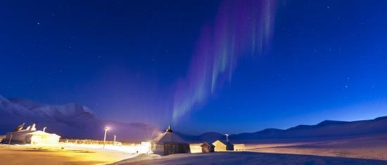 Om kvelden blir det villmarksaften i Camp Barentz. Campen ligger ca. 10 kilometer øst for Longearbyen og har en fantastisk beliggenhet hvor man kan oppleve Svalbards storslåtte natur.