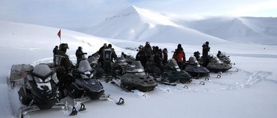 4 Tempelfjellet. Ved turens vendepunkt Elveneset, vil guidene tilby varm drikke og by på spennende Svalbardhistorier før vi setter kurs tilbake mot Longyearbyen.