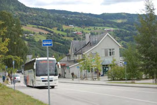 I nord og vest er området omgitt av landbruksarealer, Vålemogata ned til vannverket gir forbindelse til turveg