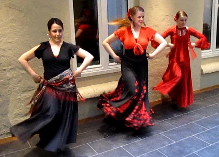 Disse Damene fra Flamenco Trondheim underholdt med flammende dans.