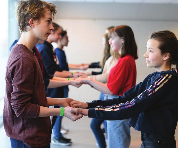 Den som leder starter med å sette sin høyre fot et skritt frem, samtidig vris høyre skulder frem. Dansepartneren gjør det samme.