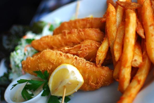 Vi setter deretter kursen retning Royal Mile for «Fish & Chips» middag på en hyggelig restaurant.