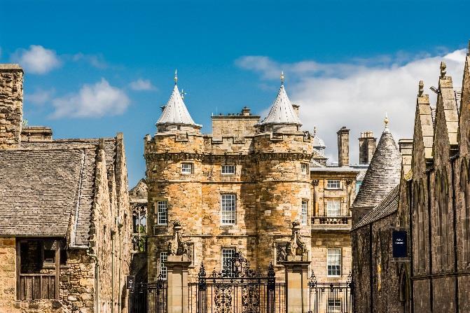 residens i Edinburgh. Deretter skal vi på en sightseeing for å se alle de viktige og monumentale byggverk som har spilt en rolle i nesten samtlige av landets historiske hendelser.