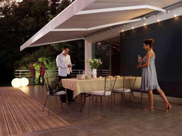 En lunere atmosfære! Ved mørkets frembrudd bidrar en terrassemarkise til å skape en lunere og stemningsfull utendørs lounge.