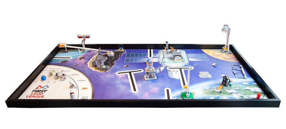 ROBOTBANEN Robotbanen er stedet der robotkonkurransen finner sted. Den består av en matte på et bord med kantvegger. Installasjonene står på matten.