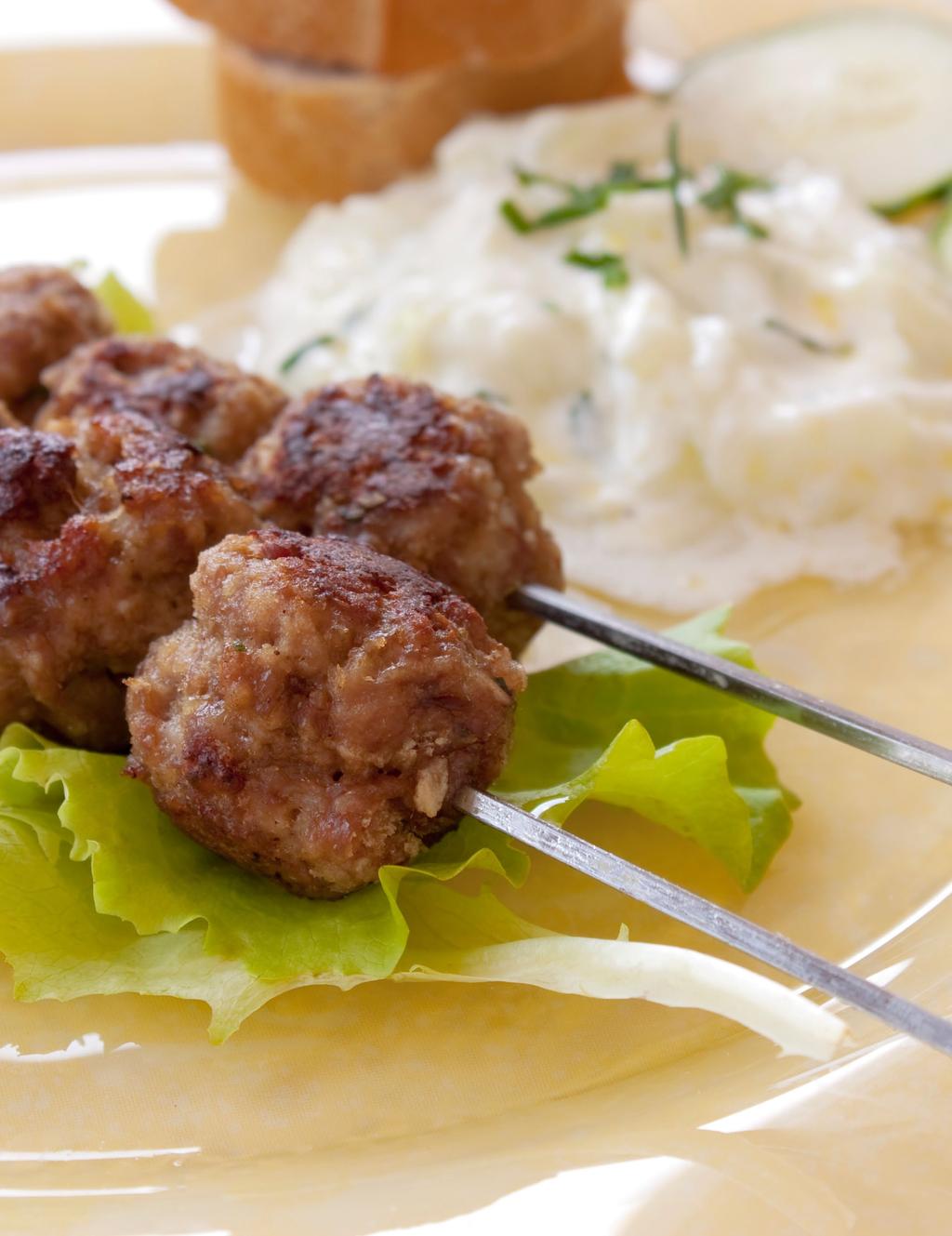 kjøttboller på spyd Greske lammeboller på spyd med gresk salat og tzatziki Hvem lengter ikke tilbake til sol, strand og god mat etter en vellykket ferietur i sydlige strøk?