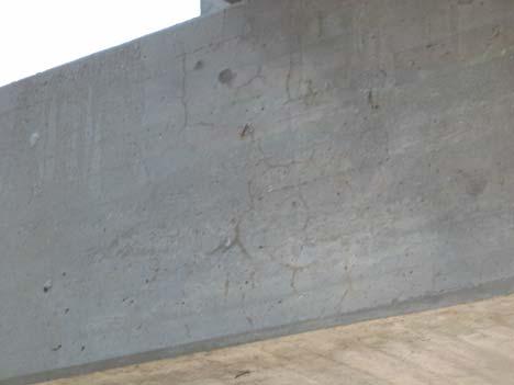 Krakelering av betongoverflate for tverrbjelke i søyleakse Krakelering av vinger og reparasjon av tidligere skade sannsynligvis fra påkjørsel på rekkverk.