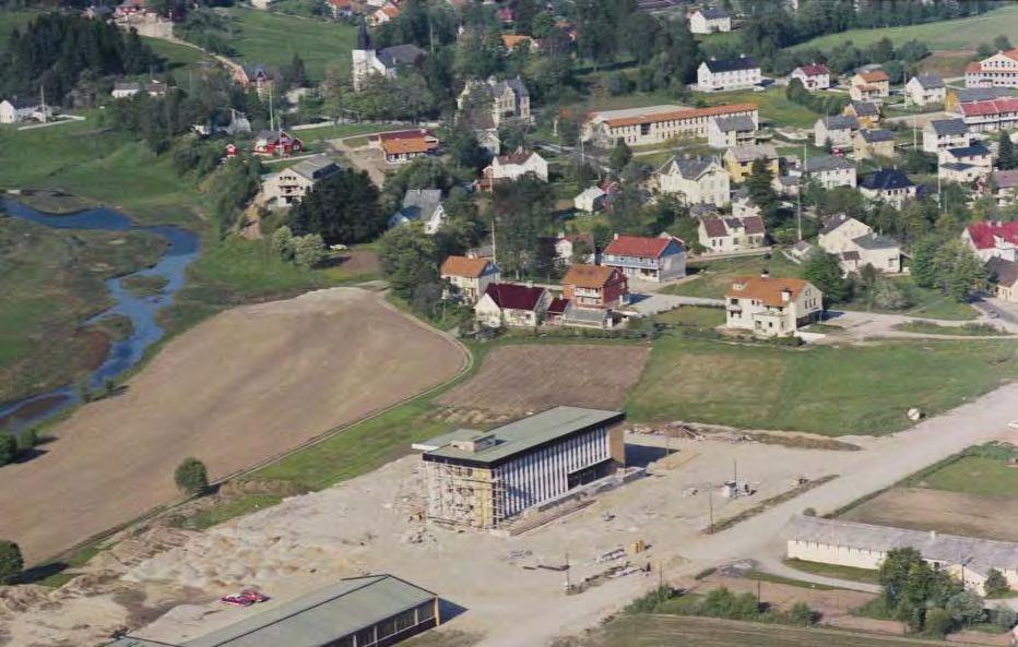 på sørsida av elva (Øyna/ Hafstad) og på nordsida (Prestebøen/ Sjøhola/ Klovene). Opphaveleg låg det bustadhus langs Langebruvegen. Desse er med åra, på dei fleste tomtene, bytt ut med næringsbygg.