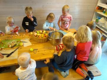 å hygge seg med maten. Barna har faste plasser og vi vil at barna skal få god bordskikk. Barna får forsyne seg, dele opp og smøre maten sin selv, men får hjelp når de trenger det.
