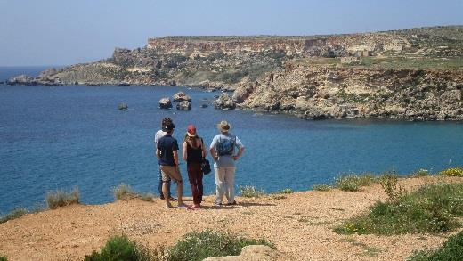 På andre siden legger vi til i havnebyen Mgarr på den hemmelighetsfulle øya Gozo. Her på Gozo går livet i et rolig og avslappet tempo som det nok har gjort siden tidlig middelalder.