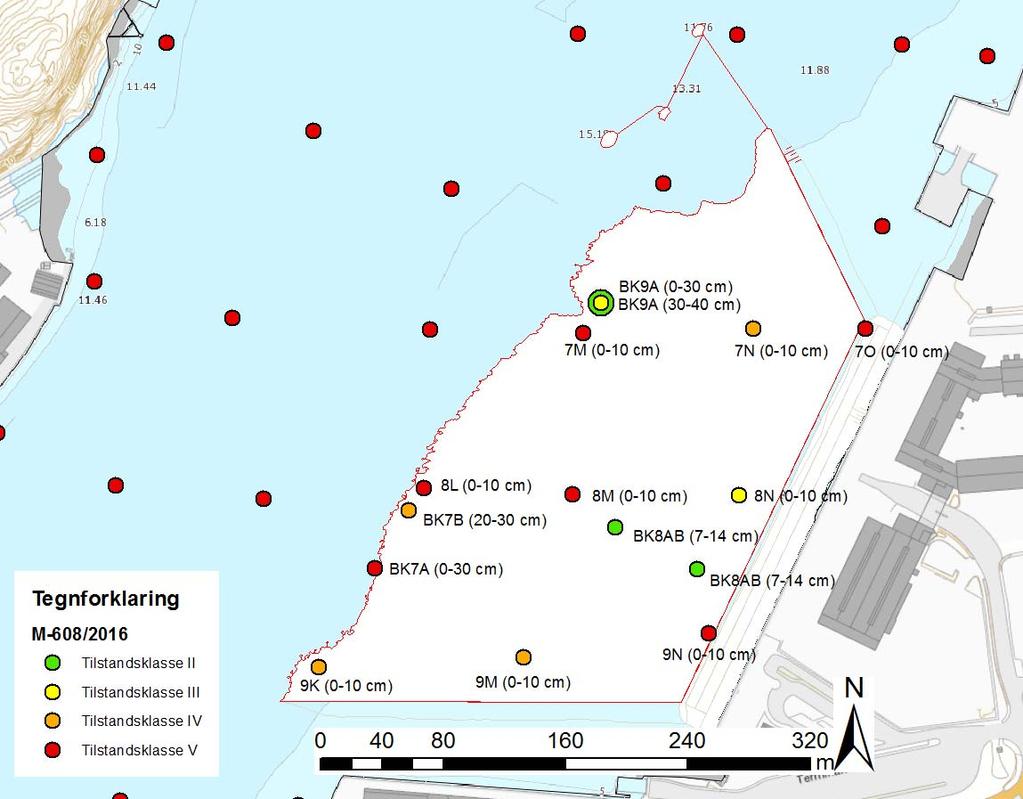 Hvite felt: Mudring ned til kote minus 12,5 m Figur 4: Kart med angivelse av prøvestasjoner og fargekode for høyeste påviste tilstandsklasse i mudringsområdet vest for Terminalkaia.