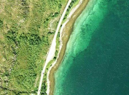 Terrenget er østvendt mot Langsundet, skrånende ned mot sjøen og bekledd med skog. Det er høvelige dybdeforhold utenfor strandlinjen. Området grenser opp mot opprettsområde i Langsundet.